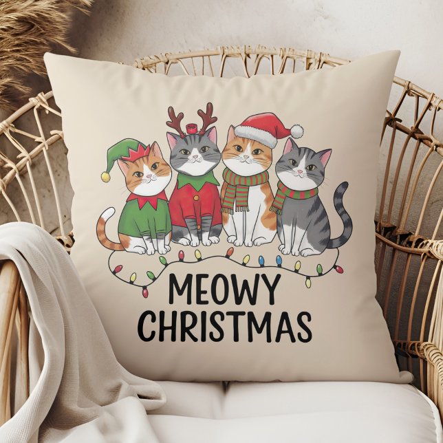 Meowy Christmas Funny Cats - Cute Holiday  Kissen (Meowy Christmas Funny Cats - Cute Holiday Throw Pillow in a boho rattan armchair.)
