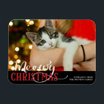 Meowy Weihnachts Niedliche Katze Hinzufügen Sie Ih Magnet<br><div class="desc">Meowy Weihnachten Niedliche Katze Fügen Sie Ihr maßgeschneidertes Foto - Feiertagstypo mit Spaß Urlaub Pun Quote und Ihr Foto. Mit trendigem Skripttext in Bright Red und Gray. Ein lustiges und niedliches Zitat für die Liebhaber von Weihnachten, Ferien und die Wintersaison. Spaß für die ganze Familie! Fügen Sie einfach Ihre benutzerdefinierte...</div>