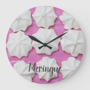 Meringues auf rosa Papiergeschenk Große Wanduhr