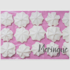 Meringues auf rosa Papiergeschenk Seidenpapier