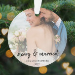 Merk und Verheiratet | Newleweds Erste Weihnachten Ornament<br><div class="desc">Schlichte,  stilvolle Hochzeitsschmuck im modernen minimalistischen Design mit einer eleganten Naturskripttypografie in Schwarz und Weiß,  mit einem Schriftart in zwangloser Handschrift. Das Foto und der Text können leicht mit Ihrem Namen und Ihrer Nachricht für ein einzigartiges Hochzeitsdesign nach Ihrem besonderen Tag personalisiert werden.</div>