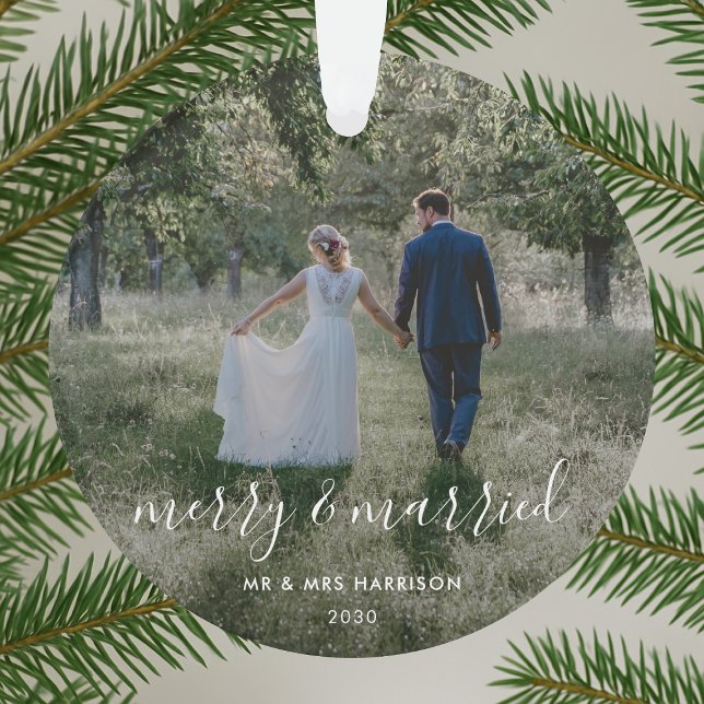 Merk und Verheiratet | Newleweds Weihnachts-Foto Ornament (Merry and Married acrylic photo ornament by Guava, perfect for newlyweds and wedding gifting)