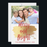 Merke und helle Hand Buchstabenfotokarte Feiertagskarte<br><div class="desc">Frohe und helle Weihnachtsfeiertage Hand Lettered Script Foto Card. Foto und Text dieses handgeschriebenen Pinselskripts können aktualisiert und mit Ihrem Foto und Familiennamen angepasst werden. Diese Karte zeigt auch den Familiennamen und einen goldenen Folienkranz auf der Rückseite der Weihnachtskarte an.</div>