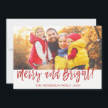Merke und helle Hand Buchstabenfotokarte Feiertagskarte<br><div class="desc">Frohe und helle Weihnachts Hand Lettered Script Foto Card. Foto und Text dieses handgeschriebenen Pinselskripts können aktualisiert und mit Ihrem Foto und Familiennamen angepasst werden. Diese Karte zeigt auch den Familiennamen und einen goldenen Folienkranz auf der Rückseite der Weihnachtskarte an.</div>