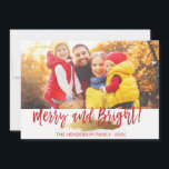 Merke und helle Hand Buchstabenfotokarte Feiertagskarte<br><div class="desc">Frohe und helle Weihnachtshandschrift Gold Sparkle und Imitat Glitzer Foto Card. Foto und Text dieses handgeschriebenen Pinselskripts können aktualisiert und mit Ihrem Foto und Familiennamen angepasst werden. Diese Karte zeigt auch den Familiennamen und einen goldenen Folienkranz auf der Rückseite der Weihnachtskarte an.</div>
