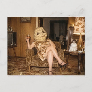 Merkwürdige Postkarte: Frau mit Maske Postkarte