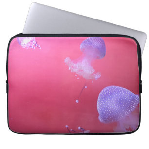 Merkwürdige Quallen im rosa Wasser Laptopschutzhülle