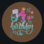 Mermaid Birthday Girl 4 Jahre alt 4th Bday Girl Runder Aufkleber<br><div class="desc">Mermaid Geburtstagskind 4 Jahre alt 4-tägiges Mädchen bestickt Geschenk. Perfektes Geschenk für Ihren Vater,  Mama,  Papa,  Männer,  Frauen,  Freunde und Familienmitglieder am Erntedank Tag,  Weihnachten,  Muttertag,  Vatertag,  4. Juli,  1776 Unabhängiger Tag,  Veteranen Tag,  Halloween,  Patrick's Day</div>
