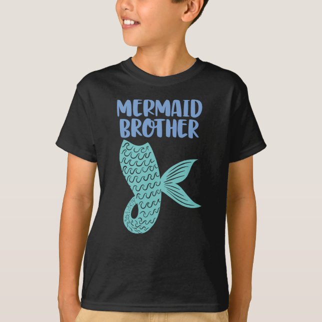 Mermaid Brother Blue Text mit grünem Schwanz T-Shirt (Vorderseite)