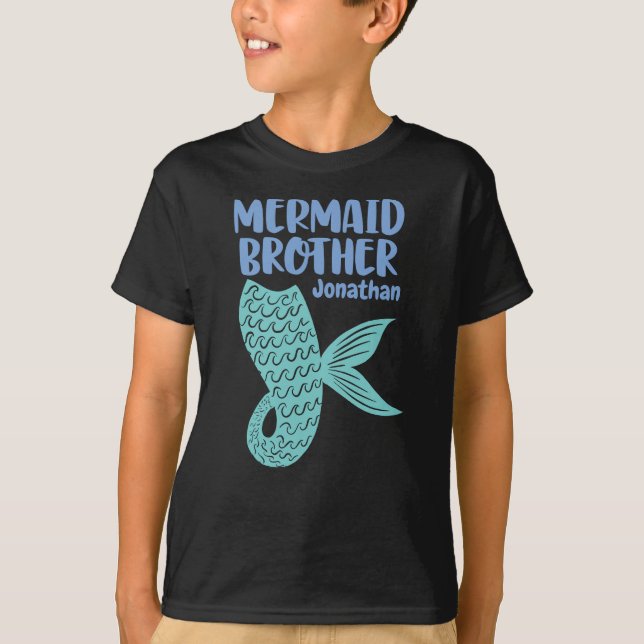 Mermaid Brother Wave Schwanz spielend Text Design T-Shirt (Vorderseite)