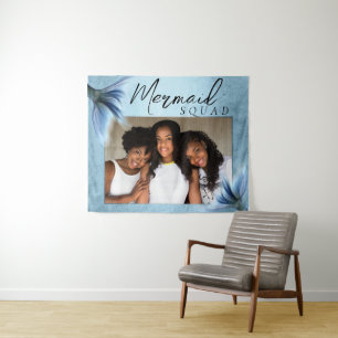 Mermaid Crew Ice Blue   Gedämpfte Glamour-Freunde  Wandteppich