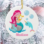 Mermaid Girl Niedlich Beach Narwhal Monogram Kids Keramik Ornament<br><div class="desc">Passen Sie diese wunderschönen rosa haarigen Meerjungfrauen Weihnachtsschmuck an,  indem Sie Ihrem Kind den Namen hinzufügen. Niedliches Meerjungdesign mit hübschem Unterwasser-Meeresarm und unter den Meeresblasen. Niedliche Geschenkidee für einen Strandausflug oder einen Swimmingpool im Sommer.</div>