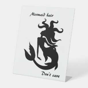 Mermaid Hair kümmert sich nicht Sockelschild