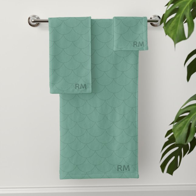 Mermaid Scales Monogram Sea Green Bath Handtücher (Sea green mermaid scales pattern bath towel set with your initials)