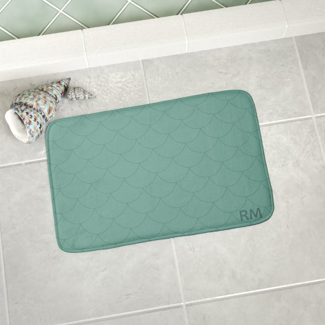 Mermaid Schwanz Scales Muster Monogram Green Badematte (A green mermaid scales pattern bath mat with space for your initials. Available in 3 sizes S, M & L)