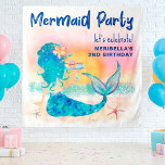 Mermaid Sea Beach Cupcakes Geburtstag Foto Hinterg Wandteppich<br><div class="desc">Whimsikale,  Meeresthemen Geburtstagsgeschmack Foto mit einem Aquarellmädchen am Strand genießen eine Schale von Kuchen und tropischen Sonnenuntergang mit einem "Meerjungfrau Party" Beschriftung in blauen Pinselstrich Buchstaben. Kunst von KL Stock</div>