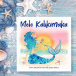 Mermaid Sea | Mele Kalikimaka Tropical Beach Feiertagskarte<br><div class="desc">Die weiße Weihnachtskarte mit Meeresmotiv bietet eine Meerjungfrau-Lounge am Strand,  die den Sonnenuntergang genießt,  und ein tropisches Getränk mit einer "Mele Kalikimaka"-Beschriftung in violett blauen Pinselstrichen. Personalisieren Sie die zweite Textzeile mit einem Gruß Ihres eigenen und Ihres Namens(s). Kunst von KL Stock</div>