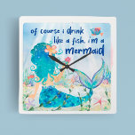 Mermaid Sea | Trinken Sie wie ein Fisch Tropical B Quadratische Wanduhr<br><div class="desc">Lass deine Sorgen mit diesem Meerjungfrauengetränk wie einer Fischmauer. Diese Uhr mit Themen unter dem Meeresspiegel ist perfekt für alle Bar- oder Stranddekorationen. Mit einem skurrilen Meerjungfrau, einem tropischen Cocktail, Meereslebewesen und einem humorvollen Satz "Natürlich trinke ich wie ein Fisch, ich bin eine Meerjungfrau", bringt diese Uhr einen kleinen Spaß...</div>