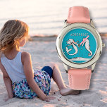Mermaid Seepferd Name Template Kids Armbanduhr<br><div class="desc">Meerjungfrau wacht auf Kinder. Aquamarine blaues Gesicht mit handgezeichnet weißem Design. Eine Meerjungfrau und ein Seepferd mit kleinen Blasen zeigen eine Unterwasserlandschaft. Personalisieren Sie mit ihrem (oder seinem) Namen über die Spitze. Mit einer hellrosa Uhrenband,  mit mehr Auswahl.</div>