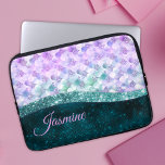 Mermaid skin aquamarin silber Imitate Glitzer mono Laptopschutzhülle<br><div class="desc">Hübscher, eleganter und mädchenhaft zarter Imitat Glitzer in aquamarin türkisfarbenem lila Silber zu einem besonderen stilvollen Laptop-Ärmel. Fügen Sie Ihrem Büro, Ihrem Schreibtisch oder Ihrem persönlichen Raum einen stilvollen individuelle Name und eine monografische Laptop-Hülle hinzu.. personalisieren Sie ihn mit einem Skriptnamen und Monogramm. Das perfekte Accessoire für ein modernes Mädchen...</div>