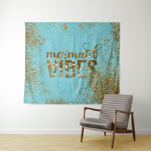 Mermaid Vibes - Gold Glitzer Typografie auf Aquama Wandteppich