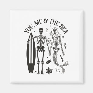 Mermaidenskelett-Paar, das auf einer Vintage-Insel Magnet