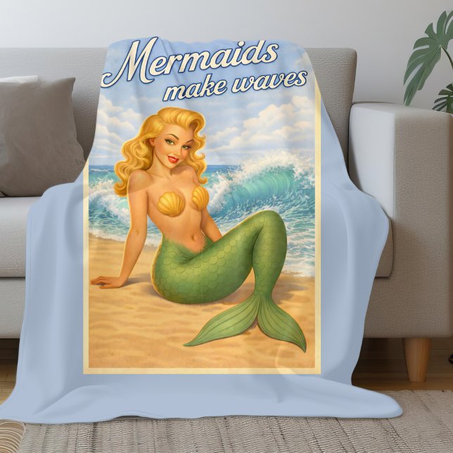 Mermaids Make Waves Retro PinUp Coastal Beach Blue Fleecedecke (Von Creator hochgeladen)