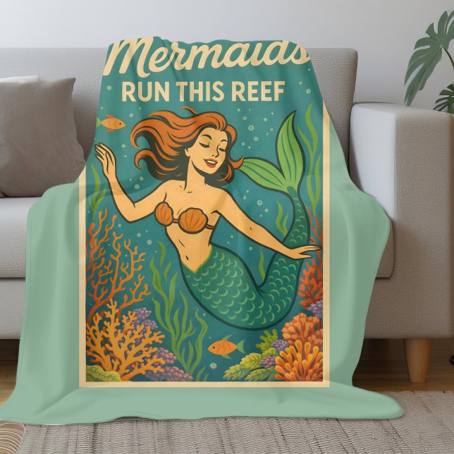 Mermaids Run This Reef | Retro Coral Fish Sea Life Fleecedecke (Von Creator hochgeladen)