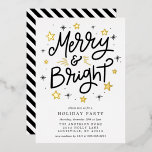 Merme und helle moderne Black Gold Feiertage Party Folieneinladung<br><div class="desc">Fröhliche und helle moderne Black Gold Feier Einladung. Dieses schöne Design zeigt Typografie mit den Worten Merry & Bright,  die mit schwarzen und echten goldenen Folienstars betont wurden. Personalisieren Sie dieses individuelle Urlaubsdesign mit Ihren eigenen Party-Details. Ideal für ein familiäres Weihnachtsessen oder für eine Corporate Feier!</div>