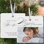 Merrier als Großeltern Foto Elegante Kalligraphie Keramikornament<br><div class="desc">Merrier als Großeltern Weihnachtsschmuck, die Sie mit Ihrem Lieblings-Foto und personalisierte Formulierung personalisieren können. Elegantes typografisches Design mit Wirbler Kalligrafie und leicht zu bearbeiten für neue oder etablierte Großeltern. Dieses Urlaubssornament wird mit Merrier als Großeltern auf der einen Seite und editierbarer Text auf der anderen Seite geschrieben. Der Sample-Text lautet...</div>