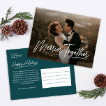 Merrier Together Calligraphy Foto Feiertagspostkarte<br><div class="desc">Nutzen Sie unsere Merrier Together Calligraphy Foto Holiday Card, um Ihren Freunden und der Familie ein frohes Weihnachtsfest zu wünschen. Diese Vollblutkarte verfügt über ein Single Foto. BONUS: Der Farbrücker kann in eine andere Farbe geändert werden. Gehen Sie zum Abschnitt "Diese Vorlage personalisieren" und klicken Sie dann unten auf "Weiter...</div>