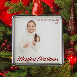 Merriest Christmas Chic Red Script Overlay Foto Ornament Aus Metall<br><div class="desc">Ich wünsche dir frohe Weihnachten. Elegante rote Kalligraphie über Ihre ganze Familie Foto-Ornament. Ein schlichtes,  modernes Urlaubsgeschenk mit Monogramm mit Ihrem Namen und Jahr.</div>