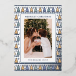 Merriest Christmas Foto Modern Blue Gold Trees Folien Feiertagskarte<br><div class="desc">Merriest Christmas Foto Modern Blue Gold Trees FoilHoliday Cards Weihnachtskarten Weihnachtskarten mit dem Text "Merriest Christmas" in moderner Schrift Typografie präsentieren Ihr LieblingsFoto auf einem modernen,  blauen und goldenen Weihnachtsbaumhintergrund. Ideal für Familie und Freunde zu Weihnachten und Feiertagen. Erstellt von Evco Studio www.zazzle.com/store/evcostudio</div>