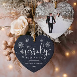 Merrily immer nach | Erstes Verheiratetes Foto zu  Keramik Ornament<br><div class="desc">Personalisieren Sie dieses festliche Weihnachtsschmuck mit Ihren Namen und das Jahr für einen schicken Weg, um Ihre ersten verheirateten Weihnachten zu gedenken! Dieses herzförmige Design ist perfekt für Neuvermählte geeignet und zeichnet sich durch eine Mischung aus weißen Kalligraphieskripten und Blockschriften aus, die mit weißen Schneeflocken versehen sind. Fügen Sie Ihr...</div>