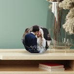 Merrily immer nach | Hochzeit Fotoblock<br><div class="desc">Mit diesem freistehenden Acryl-Foto-Block erstellen Sie zu Weihnachten einen wunderschönen Hochzeitswahren. Das festliche Urlaubsprojekt zeichnet sich durch ein horizontal/landschaftsorientiertes Foto aus,  das in einer schicken Kombination aus weißer,  moderner Kalligraphie-Schrift und Blockschrift "fröhlich immer danach" erscheint. Personalisieren Sie sich mit dem Jahr.</div>