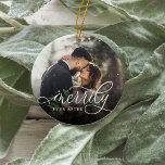 Merrily immer nach | Hochzeitsstift Foto Keramik Ornament<br><div class="desc">Elegantes Urlaubssornament für Neuvermählte mit einem beliebten Hochzeitszitat auf beiden Seiten,  mit "Merrily Ever After" überlagert in weißer Kalligraphie-Schrift. Personalisieren Sie mit Ihren Namen und Hochzeitsdatum auf der Rückseite.</div>