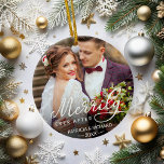 Merrily jemals nach neuem Weihnachten Keramik Ornament<br><div class="desc">Personalisiertes Foto-Ornament für Neuvermählte zeigt auf jeder Seite ein Lieblings-Hochzeitsfest mit "Merrily Ever After" in weißer Kalligrafie. Passen Sie Ihre Namen und Ihr Hochzeitstermin an.</div>