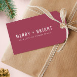 Merry and Bright Berry Vintage Rose Christmas Geschenkanhänger<br><div class="desc">Ein stilvolles,  modernes Geschenkschild mit einem fetten Typografie Zitat "Merry   Bright" in Weiß mit einer Rose Himbeere dusky Beerry rosa Farbe. Der Gruß und der Name können leicht für eine persönliche Touch angepasst werden. Ein trendiges,  minimalistisches und zeitgenössisches Weihnachtsdesign,  das sich in dieser Urlaubssaison auszeichnet! #aufen #merryandbright</div>