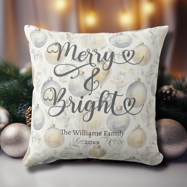 Merry and Bright Custom Gold Silver Weihnachten Kissen (Merry and Bright Custom Gold and Silver Christmas Throw Pillow with Ornaments, Family Name, Year.)