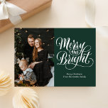 Merry and Bright Green Calligraphy Modernes Foto Feiertagskarte<br><div class="desc">Merry and Bright Green Calligraphy Modern Foto Holiday Card. Senden Sie Ihren personalisierten und individuell gestaltbaren Urlaub an Freunde,  Kollegen und Familie in schlichten,  eleganten und modernen Foto Design festliche,  natürliche minimalistische Stilkarten! Unter der Kalligrafie finden Sie Ihre persönliche Grußbotschaft in der modernen Typografie.</div>