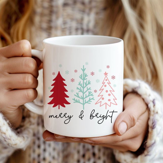 "Merry and Bright" Pink und Mint Weihnachtsbaumen Kaffeetasse ("Merry and Bright" Pink and Mint Christmas Trees Coffee Mug in a girl's hands.)