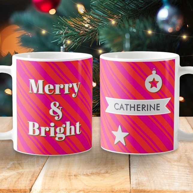 Merry and Bright Red and Pink Candy Stripe Custom Kaffeetasse (A festive mug with red and pink candy striped pattern, 'Merry & Bright' caption and custom name)