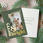 Merry and Bright Simple Foto Sage Green Folien Feiertagskarte<br><div class="desc">Wünschen Sie Ihrer Familie und Freunden einen fröhlichen und hellen Weihnachtsfeiertag mit dieser schlichten und eleganten Weihnachtsfolienkarte in schlauer Grün im Foto.</div>