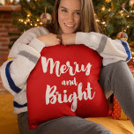 Merry and Bright trendy white Schriftart Kissen<br><div class="desc">Eine moderne und trendige Pinsel-Schriftart-Typografie für diese personalisierbare Urlaubssammlung.</div>