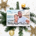Merry Beachy Weihnachts Spaß Urlaub Foto Feiertagskarte<br><div class="desc">Teilen Sie Ihr Lieblingssenbild mit dieser lustigen und modernen Weihnachtskarte am Strand mit einem angesagten handgeschriebenen Typografie-Overlay,  das "Frohe Weihnachten am Strand" mit Wellen,  Sonne und Surfbrettern-Illustrationen verziert. Einfach personalisierbar mit einem Ihrer Lieblings-Urlaubsbilder und Ihren Namen. Die Rückseite der Karte weist ein Wellenmuster in Blau und Weiß auf.</div>