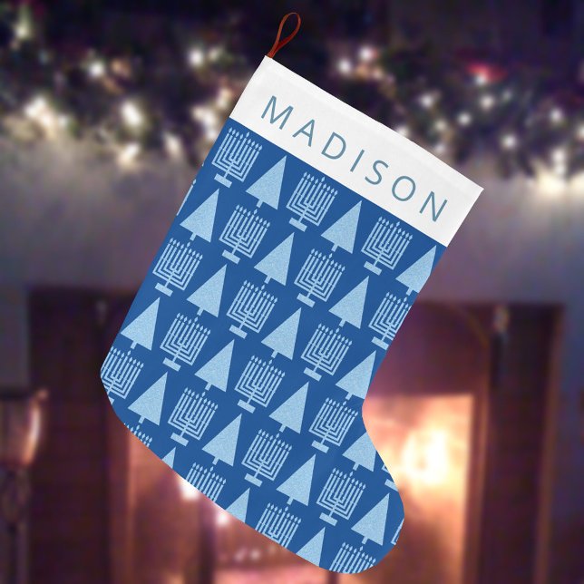 Merry Blue Intergléry Chrismukkah Niedliche Kinder Großer Weihnachtsstrumpf (A pattern of Hanukkah menorahs and Christmas trees in blue for a Merry Everything holiday stocking)