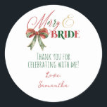 Merry & Bride Winter Christmas Bride Bachelorette Runder Aufkleber<br><div class="desc">Wählen Sie diese elegante und minimalistische Merry & Bride Winter Weihnachtsbachelorette Einladung und beleuchten Sie sich mit einem fröhlichen Junggeselinnen-Abschied. Das Design besticht durch eine elegante, handgeschriebene Skriptkalligraphie, fett formatierte Typografie und eine Coquette und einen schicken festlichen Bogen. Individueller QR-Code, Zahlungsinformationen auf der Rückseite und genügend Platz für eine 3-...</div>