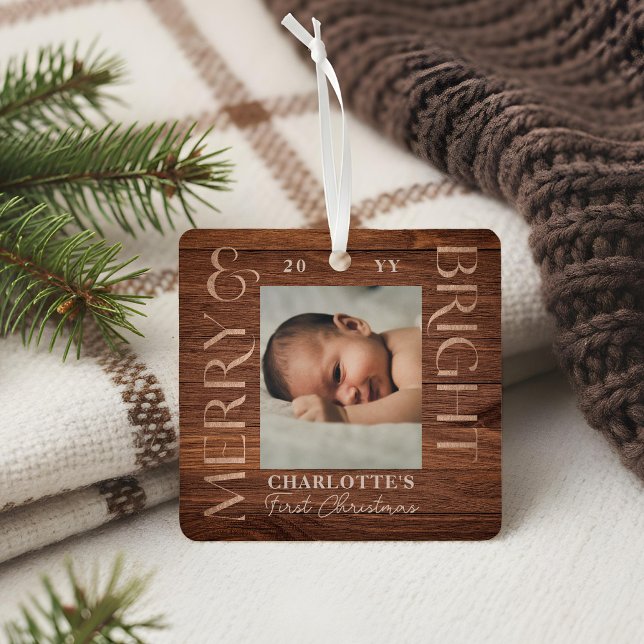 Merry Bright Baby 1. Weihnachtsgeschenk Foto Woodg Ornament Aus Metall (Merry Bright Baby 1st Christmas Photo Woodgrain Metal Ornament)