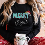 Merry Bright Blue Red Retro 80er Schriftart Weihna T-Shirt<br><div class="desc">Dieses niedliche,  mädchenhafte Merry & Bright Design wurde mit einem modernen Script-Schriftart und meinem handgeschriebenen Block Schriftart im Retro-Stil der 80er Jahre in Aqua-Blau und Rot erstellt. Es zeigt meine handgemalte Weihnachtsmannmütze mit Heiligen und Beeren.</div>