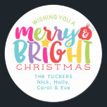 Merry & Bright Christmas Niedliche Geschenke Runder Aufkleber<br><div class="desc">Dieses niedliche Design zeichnet sich durch einen farbenfrohen Neontext aus: "Merry & BRIGHT"! Klicken Sie auf die Schaltfläche Anpassen für mehr Flexibilität beim Ändern/Hinzufügen von Text- und Designelementen! Variationen dieses Designs sowie der Koordinationsprodukte sind in unserem Shop, zazzle.com/store/doodlelulu, erhältlich. Kontaktieren Sie uns, wenn Sie dieses Design für ein bestimmtes Produkt...</div>